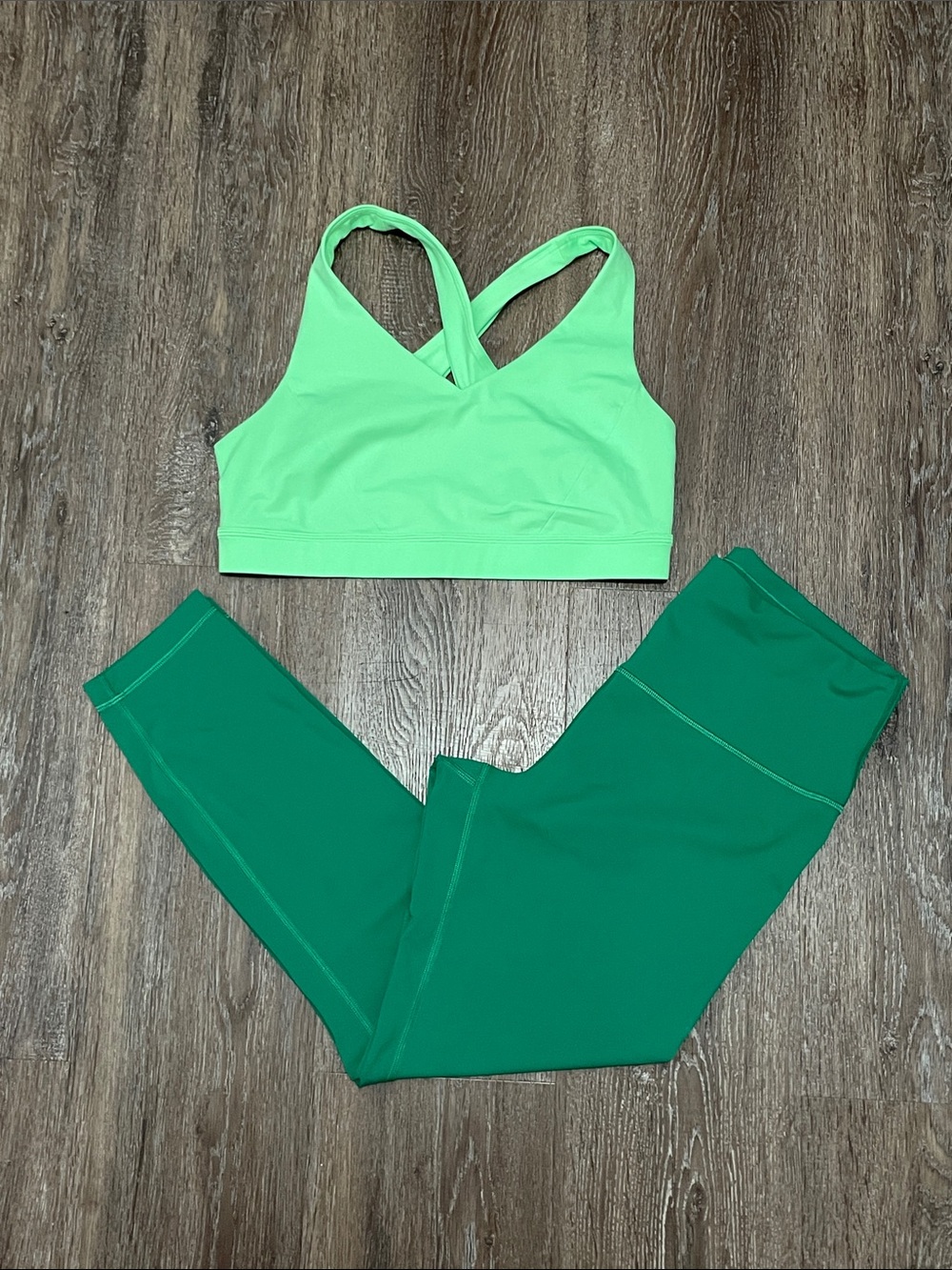 GUC Lululemon Matching Raceway Green Wunder Train Set. Size Top 10/Bottom 12
